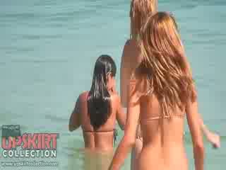 The cutie dolls içinde seksi bikinis are oynama ile the waves ve getting spied üzerinde