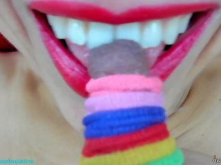 Justine bites licks og sucks henne lang tied nipple: porno df