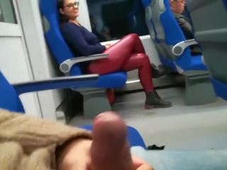 Stranger jerked en zuigen mij in de trein