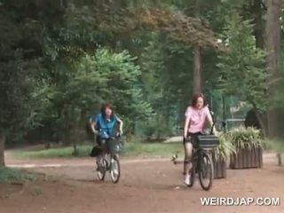 Aziatisch tiener sweeties rijden bikes met dildos in hun cunts