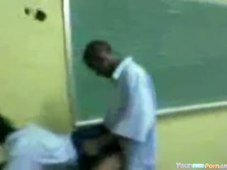 Zwart student fucks classmate in klasse