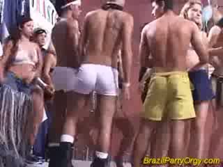 Brasileira festa orgia a foder