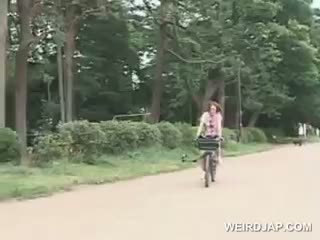 Søt tenåring asiatisk babes riding bikes få fitte alle våt