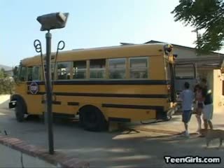 3 18yr olds pausa in un broken giù scuola bus1