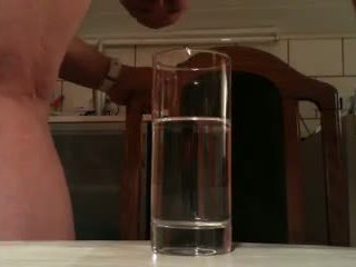 Enorme 6 times bajo el agua disparo de corrida en un vidrio de agua !