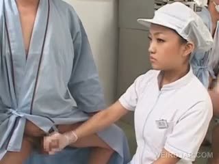 Coquin asiatique infirmière rubbing son patients starved bite