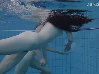 Two vroče lezbijke v the bazen loving eachother: brezplačno porno 42