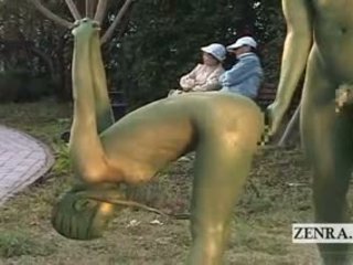 Subtitled японська жінка painted для mimic park statue