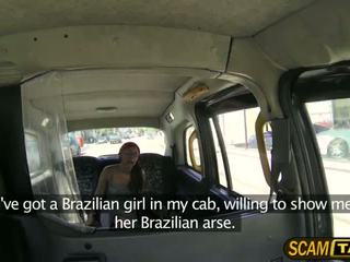 Hottie braziliaans chick roxi rides een schots lul in de achterbank en fucks haar hard