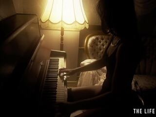 華麗 青少年 褐髮女郎 plays 她的 的陰戶 喜歡 一 鋼琴 keyboard