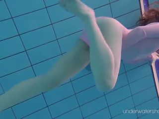 Disfruta roxalana bajo el agua desnudo en piscina