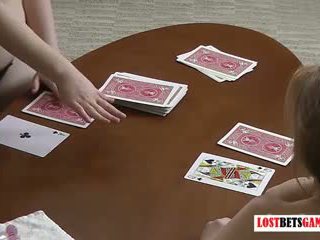 Two sexy milfs hrať a hra na vyzliekanie blackjack