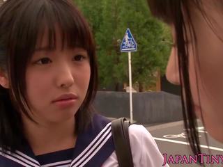 Piccola giapponese schoolgirls cazzo in bagno: gratis porno 7a