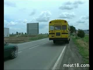 E ëmbël vogëlushe me sexy cica kalërim një e bardhë rock i vështirë kokosh në the autobuz