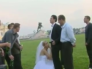 Jeune mariée baise en public après mariage