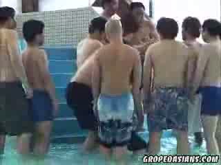 亚洲人 青少年 性交 由 bunch 的 老 men 在 水池 视频