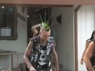 Панк rock ціпонька gets tag teamed