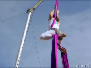 Belladonna keeps sama w kształt doing aerial jedwab routines