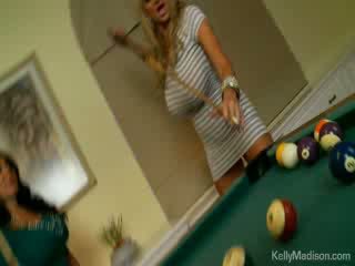 Krūtainas babes fucked uz the billiard istaba