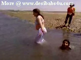 Pakistan sindhi karachi aunty goli river bath