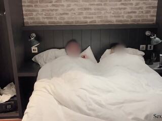 Hap mami dhe hap bir pjesë një krevat në një hotel: britanike i fshehur camera porno