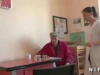 पेटिट एशियन स्लट doing एक फ्रेंच पुराना आदमी papy वायियूर