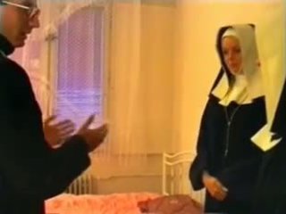 Priest og two nuns