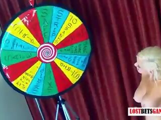 6 incredibly สวย สาว เล่น spin the wheel ของ nudity