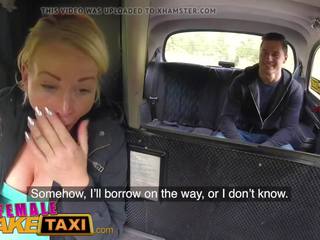 Female fake taxi chaud blonde sucks et fucks tchèque bite