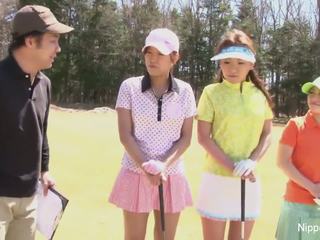 Miela azijietiškas merginos žaisti a žaidimas apie nusirengti golfas