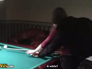 뿔의 웨이트리스 에 billiards gets 벌거 벗은 과 입