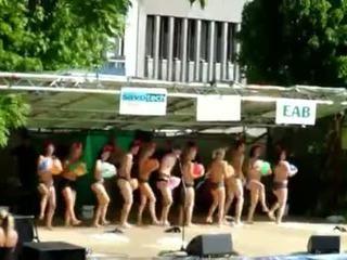 Groupe 2 ballongdansen public femme habillée homme nu