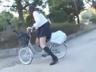 Jepang prawan nunggang a vibrating bicycle thru the city (public squirting)