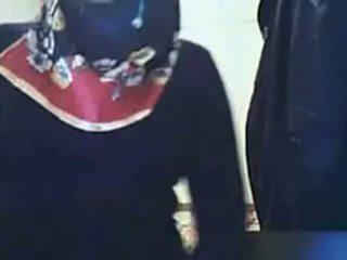 Video- - hijab meisje tonen bips op webcam