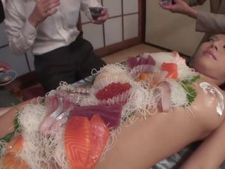 Bisnis men makan sushi di luar dari sebuah telanjang girl& 039 s tubuh | xhamster
