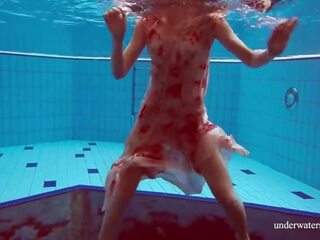 Zwemmen zwembad erotisch babe martina geil en naakt porno video's