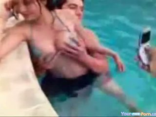 ดื้อ ผู้หญิงสวย gets banged ใน the สระว่ายน้ำ