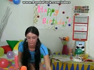 Порно іграшки для a гаряча birthday лялька