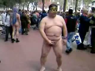 שמן אסייתי guy מאונן ב the רחוב וידאו