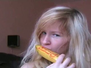 Blondine amateur toying met banaan video-