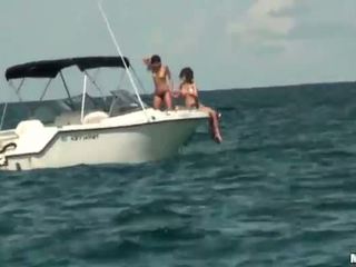 Two момичета на а яхта spied на и banged