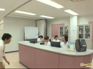 Jauks japānieši medmāsa gives a stroking līdz the pacients