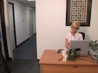 Seksi rambut pirang kantor gadis