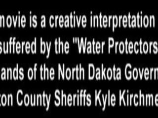 Kuulus broadway protester sunnitud kuni stripp & gets tortured poolt morton county sheriffs osakond ainult &commat;captivecliniccom