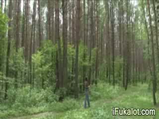 Δημόσιο τσιμπουκώνοντας καβλί σε ο δάσος