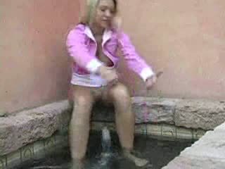 Alison eņģelis spēlē uz the fountain