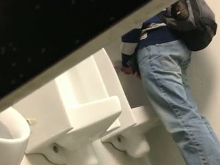 Kolledž restroom urinal jerk