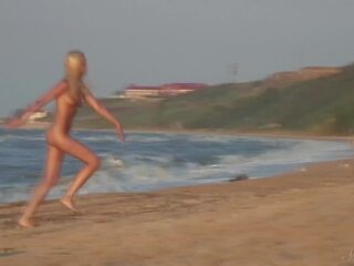 Facultad chica agnes walks alrededor la playa completo desnuda (with an audience)